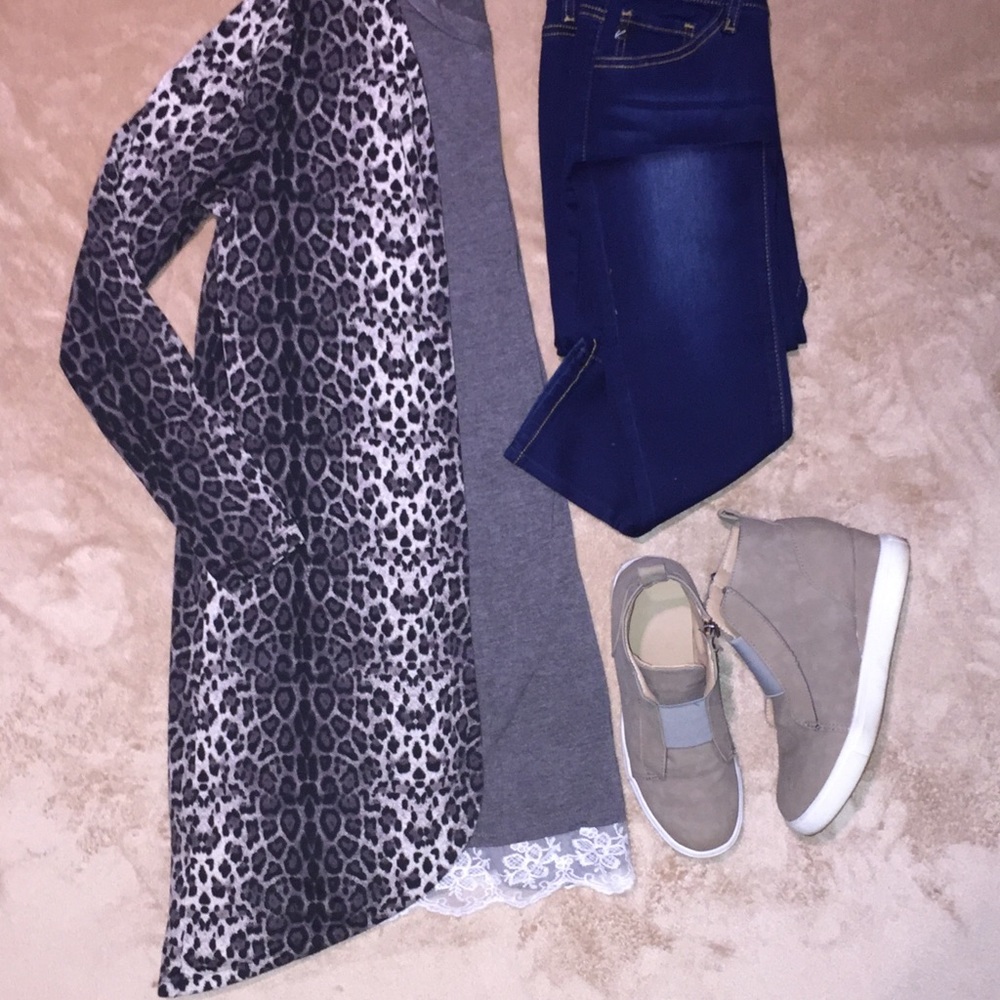 Snow Leopard Cardigan - Picture 2 of 2